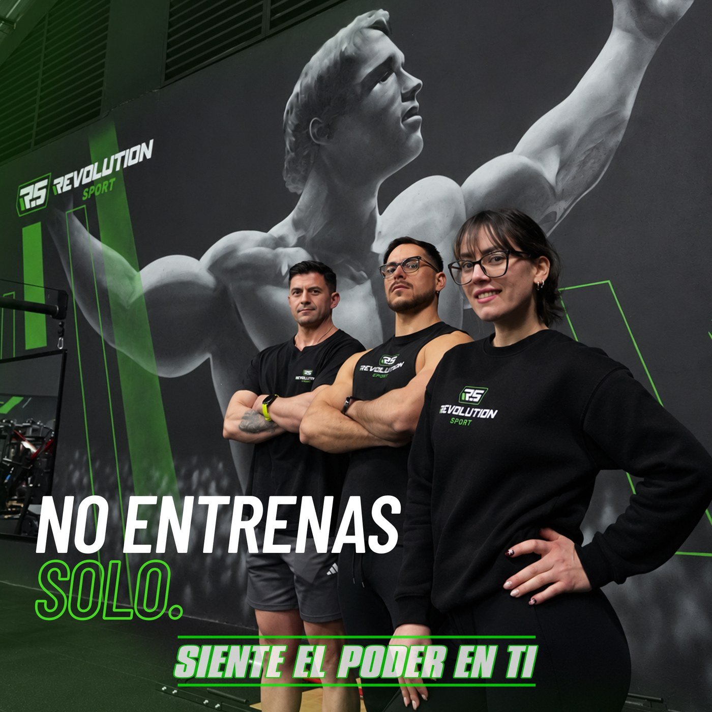 Pieza de Revolution Sport con tres integrantes del equipo y el mensaje No entrenas solo